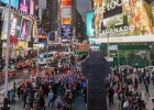 Тысячи христиан собрались на Таймс-сквер на пасхальное богослужение в воскресенье.